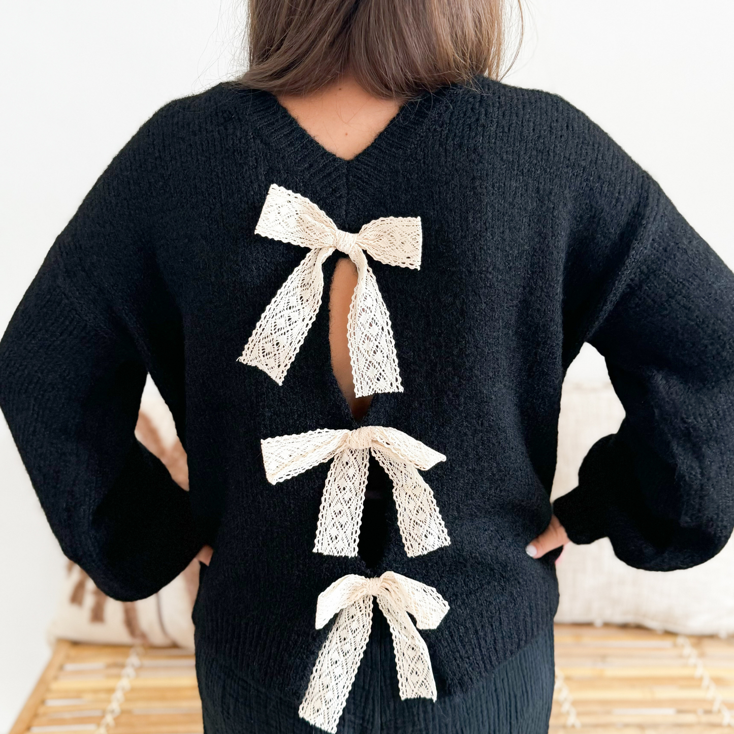 Pull bohème noir avec noeuds beige