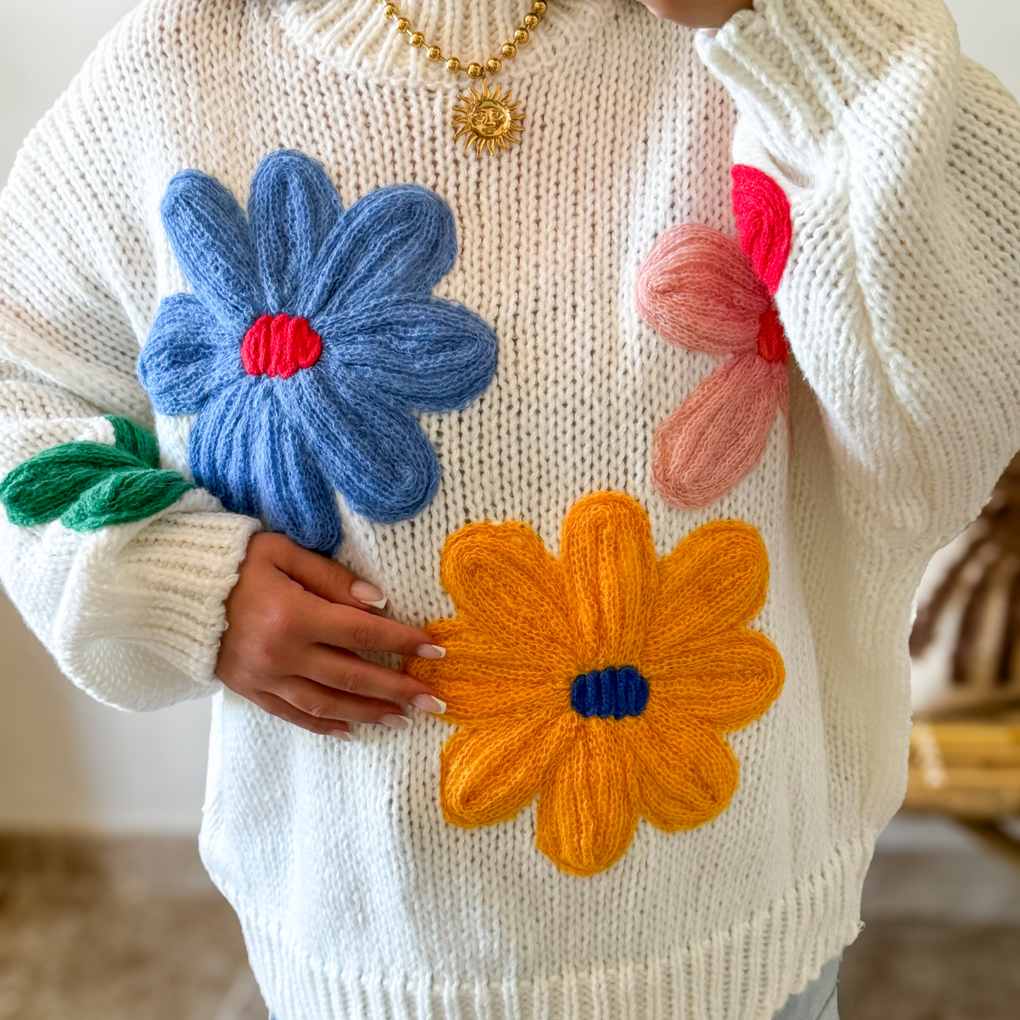 Pull bohème blanc avec fleurs colorées