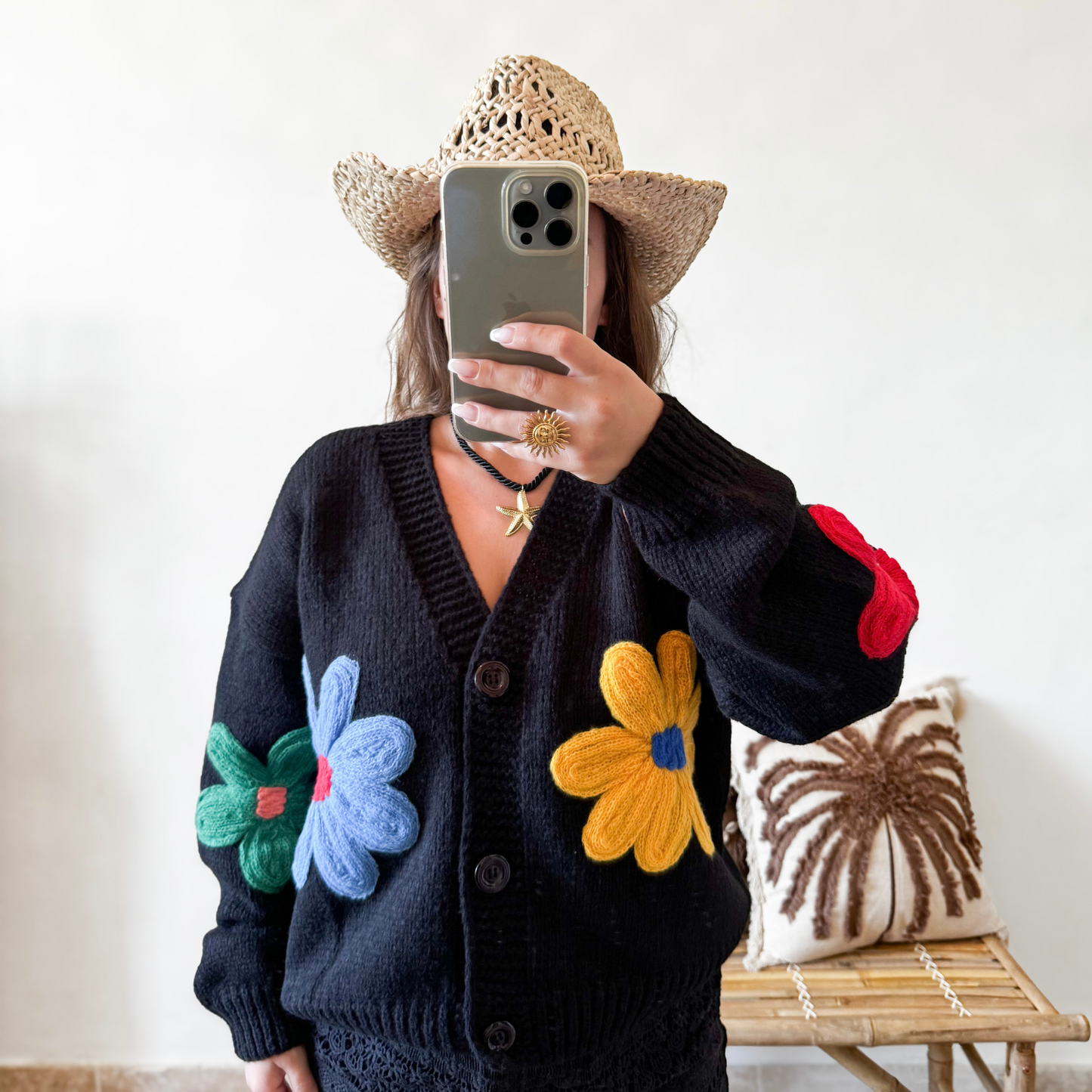 Gilet bohème noir avec fleurs colorées