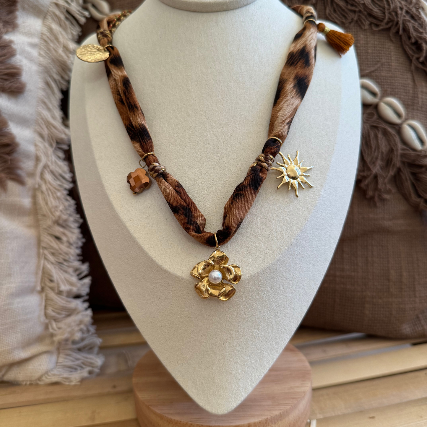 Collier bohème tissu léopard et pendentifs dorés