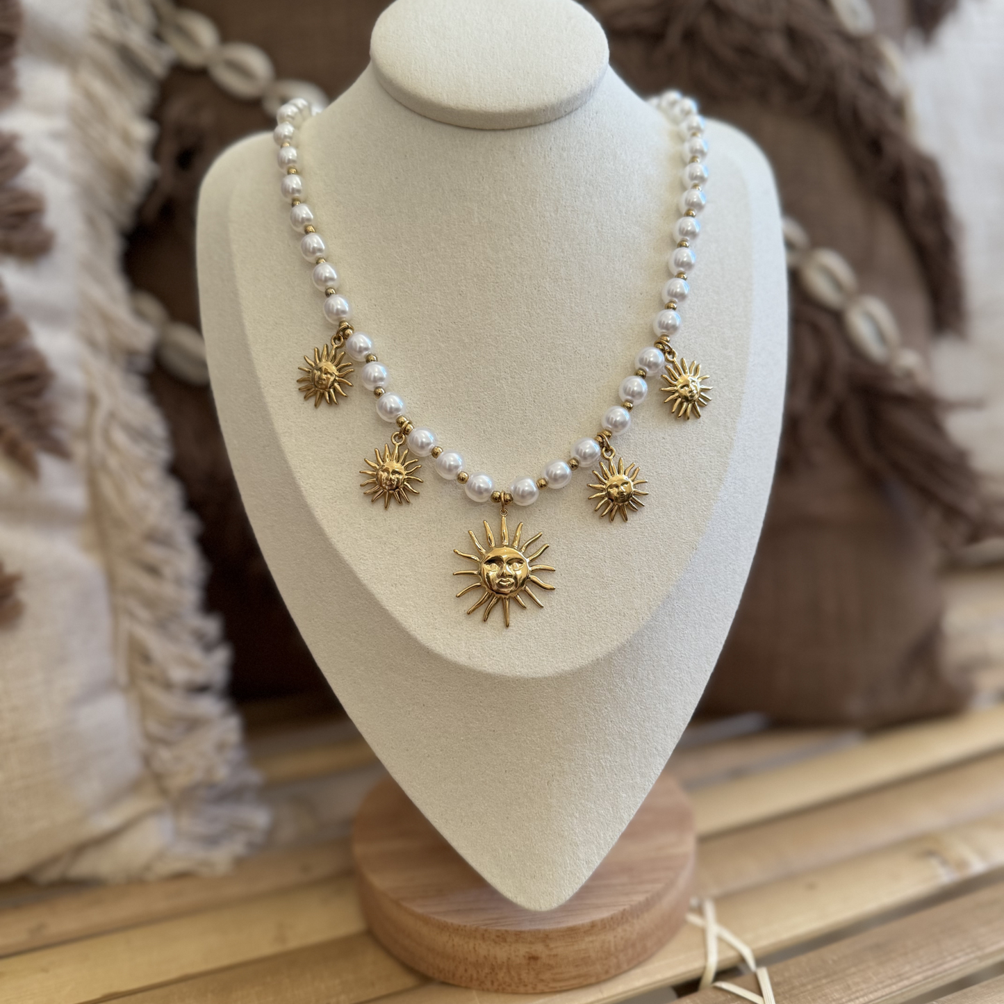 Collier bohème perles nacrées et soleil dorés