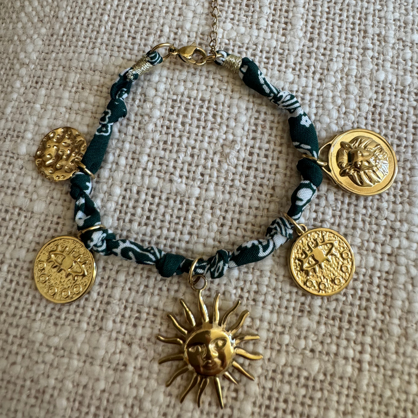 Bracelet bohème tissu vert et pendentifs dorés