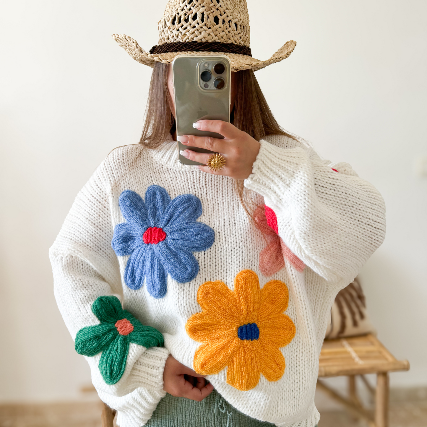 Pull bohème blanc avec fleurs colorées