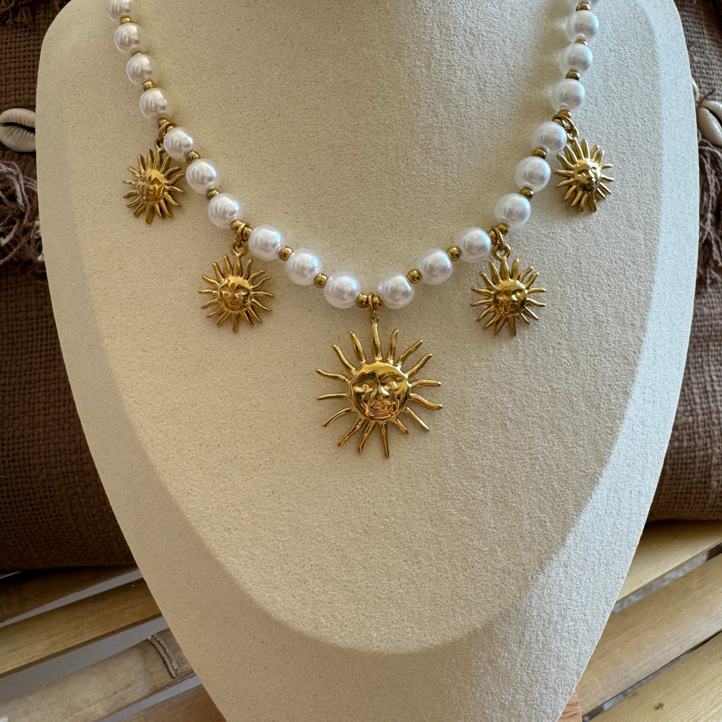 Collier bohème perles nacrées et soleil dorés