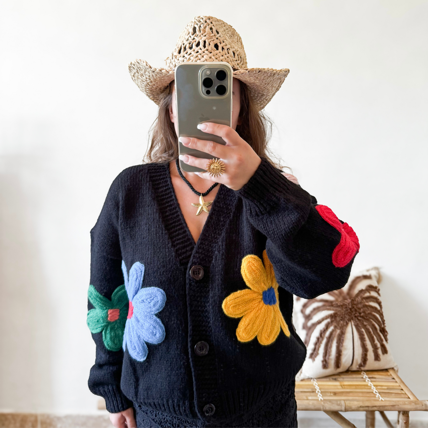 Gilet bohème noir avec fleurs colorées