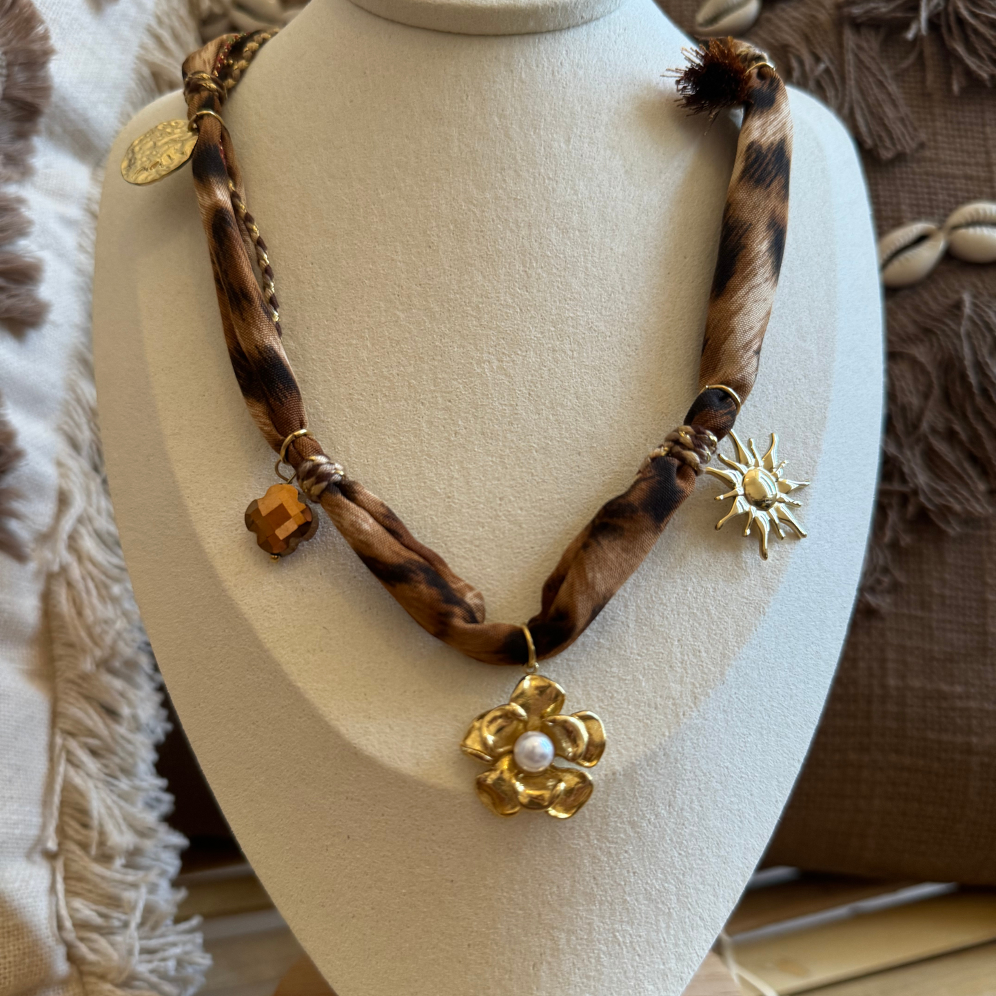 Collier bohème tissu léopard et pendentifs dorés