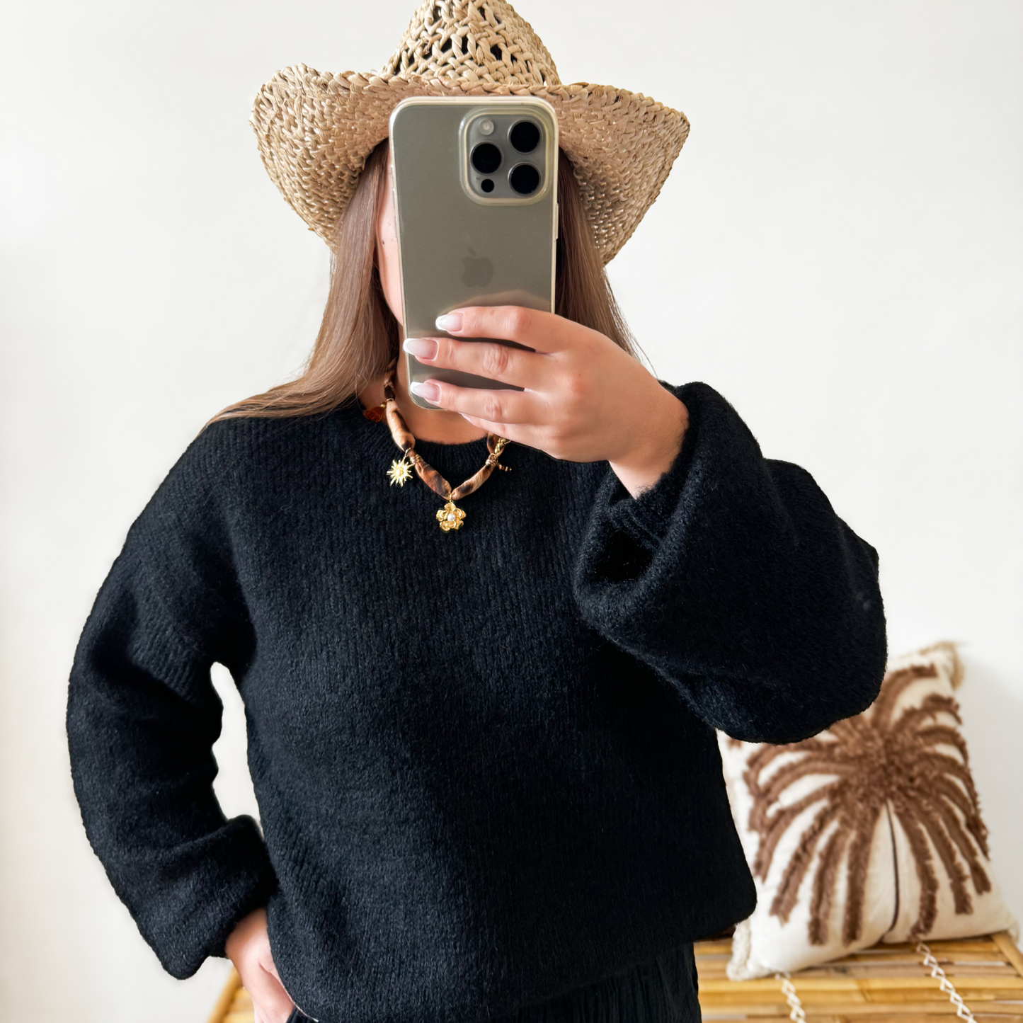 Pull bohème noir avec noeuds beige