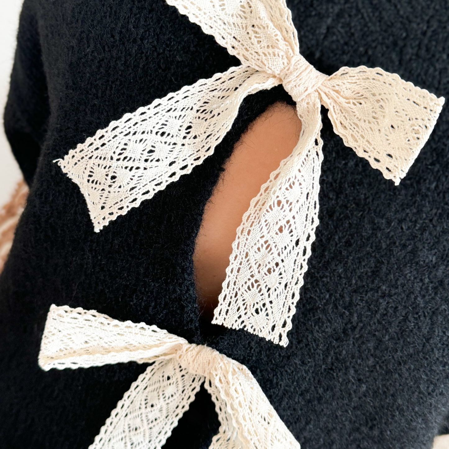 Pull bohème noir avec noeuds beige
