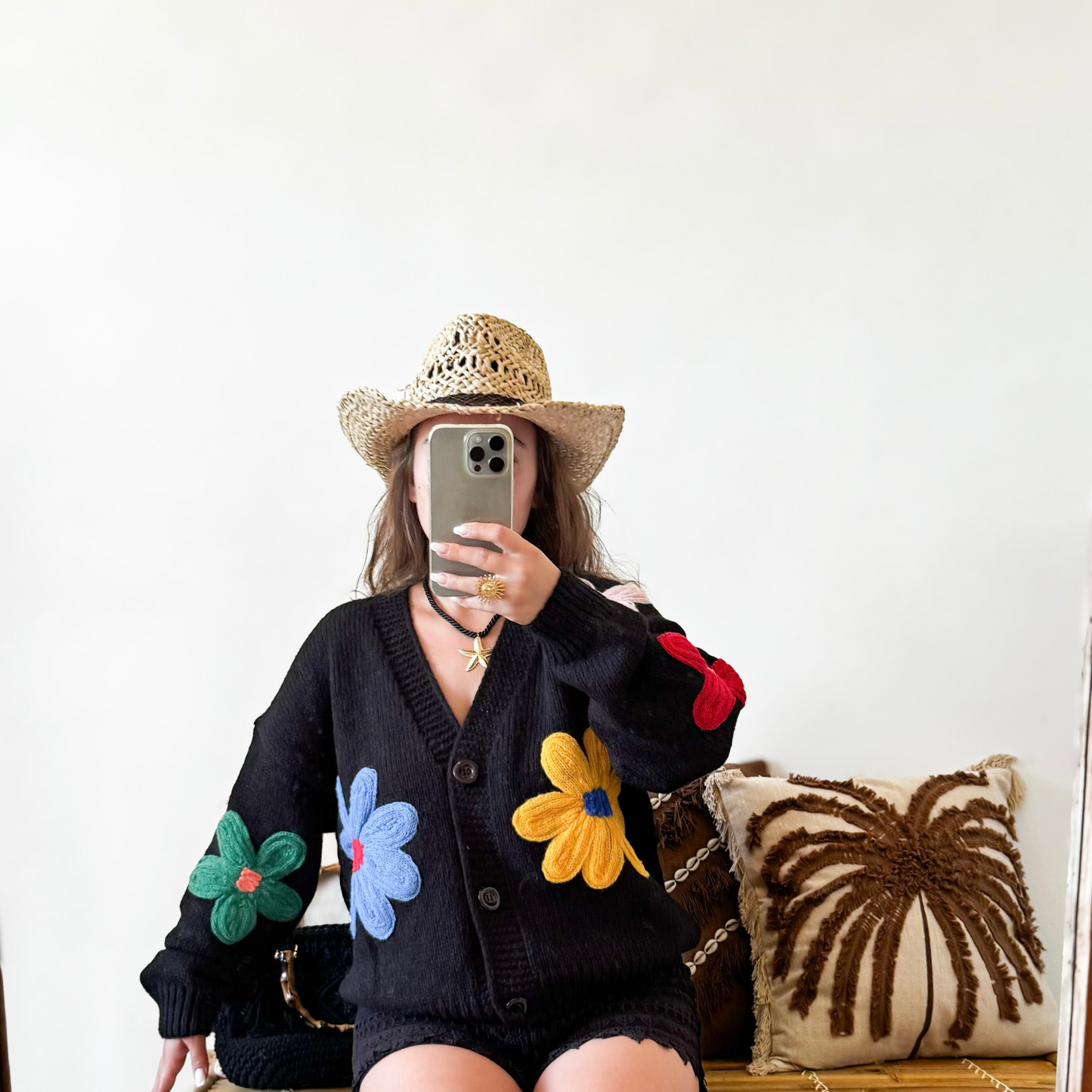 Gilet bohème noir avec fleurs colorées