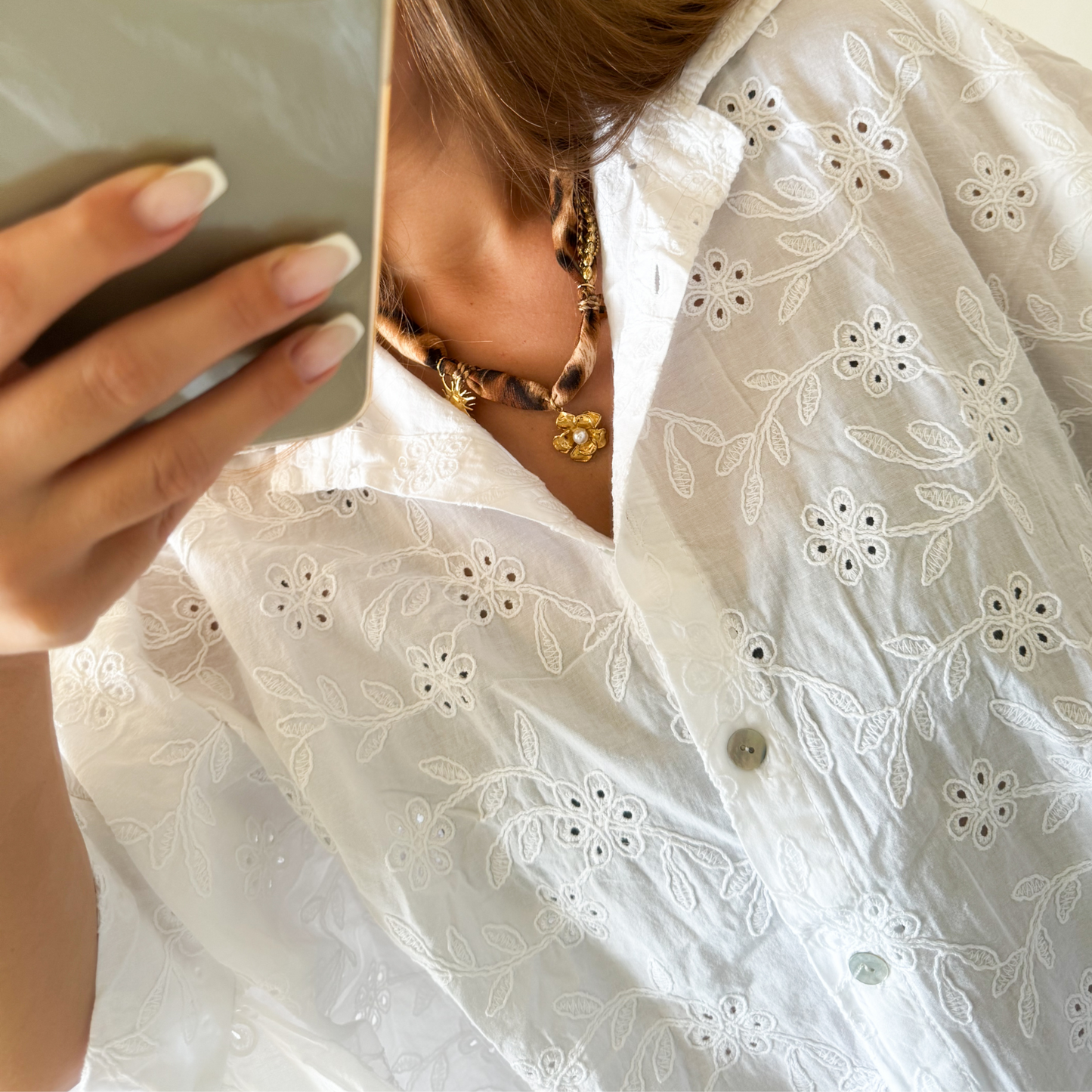 Chemise bohème blanche avec broderie florale