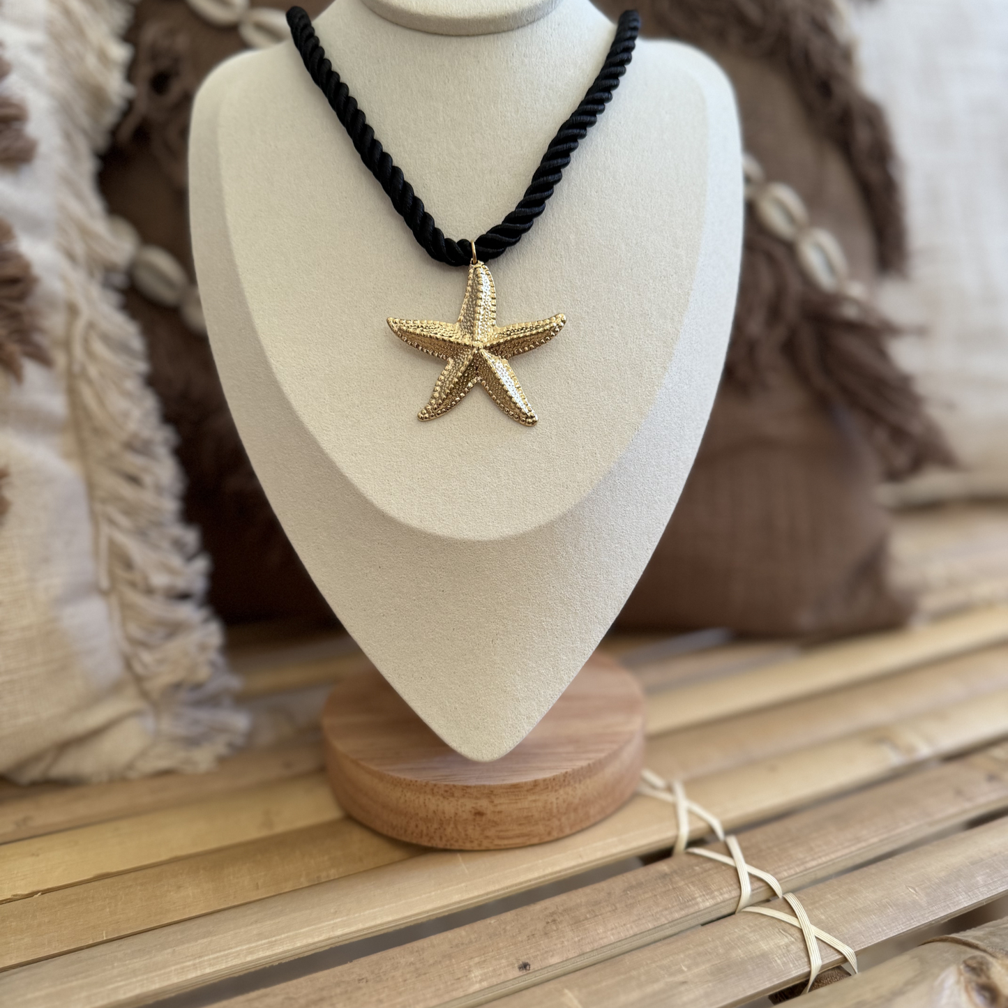 Collier bohème cordon noir et étoile doré
