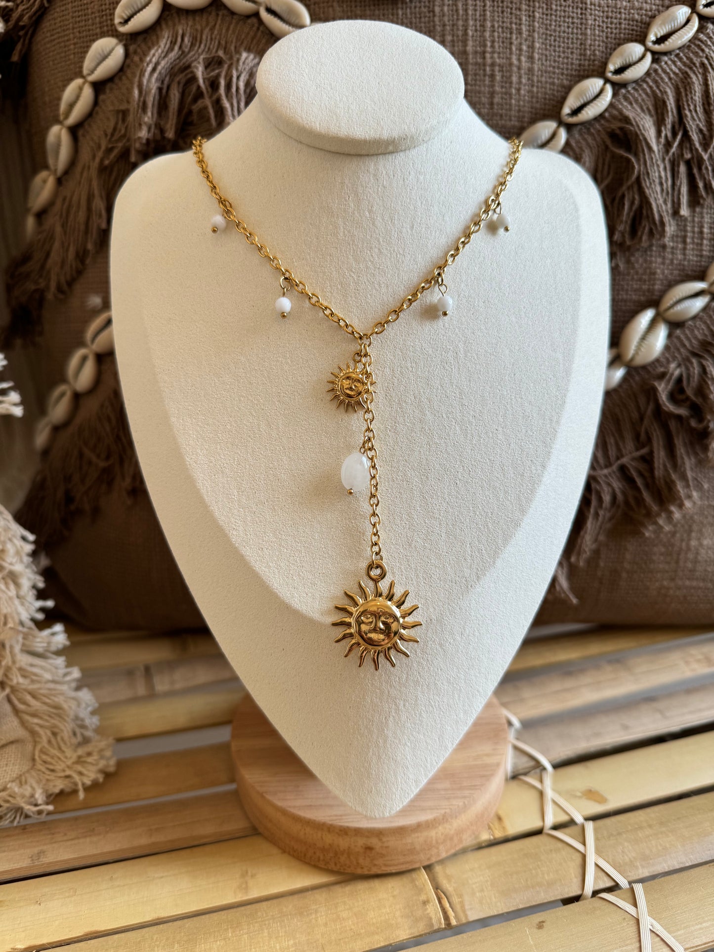 Sautoir bohème avec pendentifs soleil