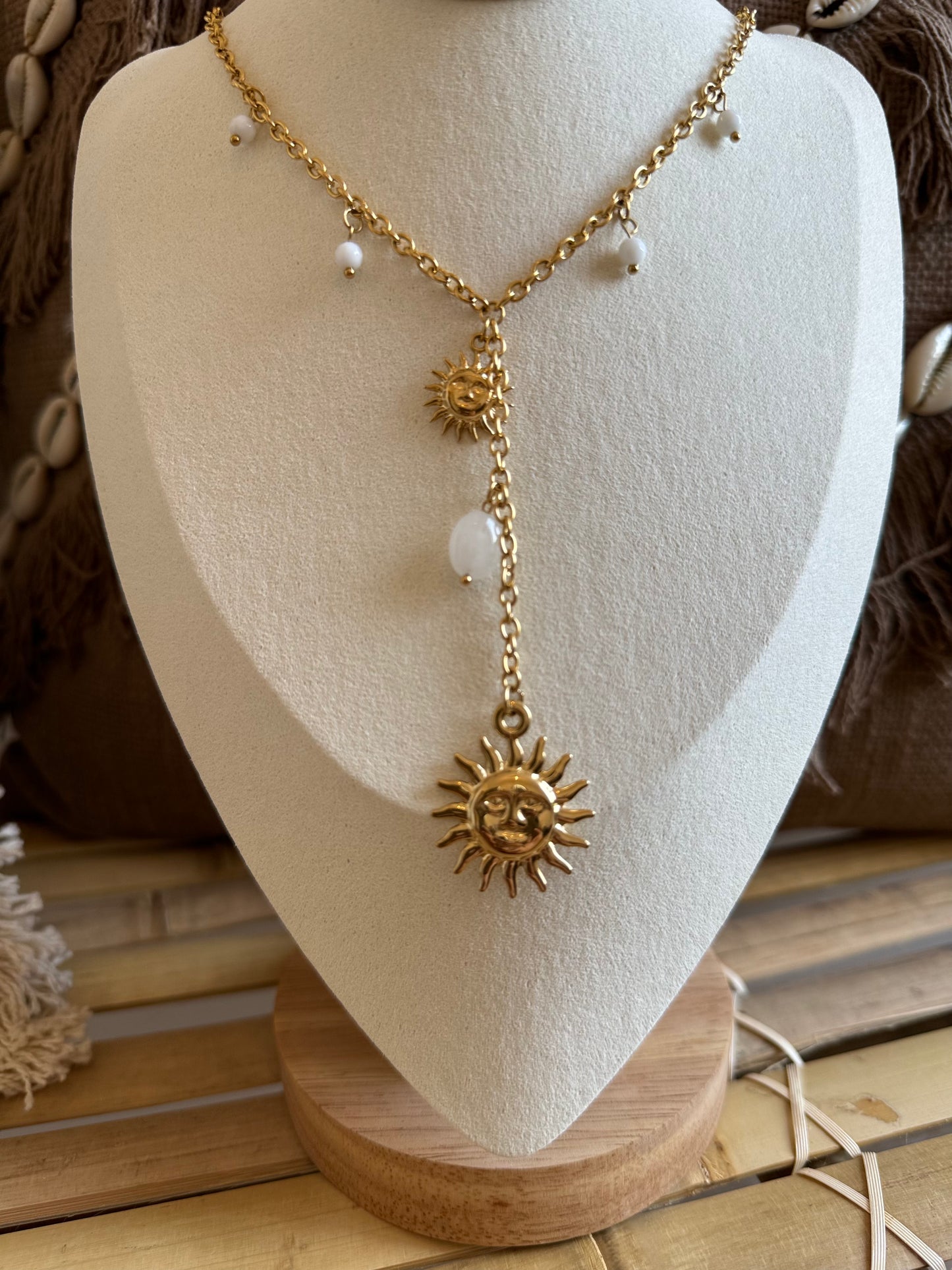Sautoir bohème avec pendentifs soleil