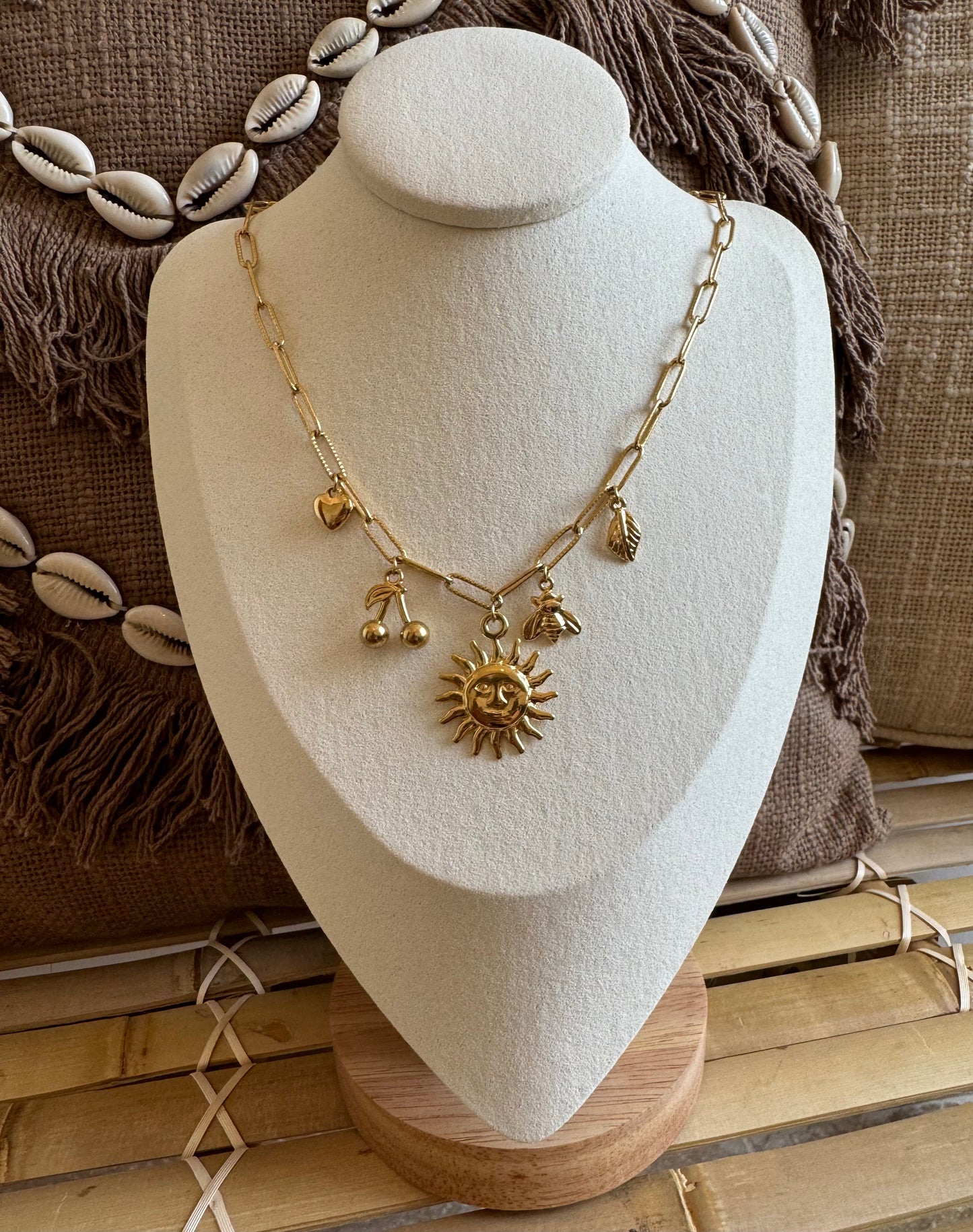 Collier bohème à différentes breloques